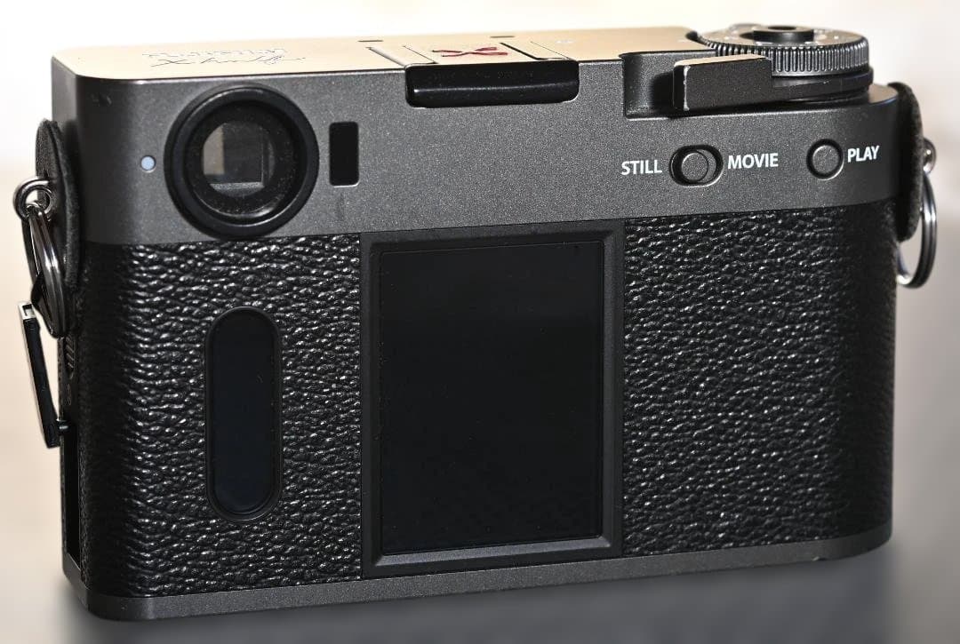 X half（FUJIFILM X-HF1）のチャコールシルバー