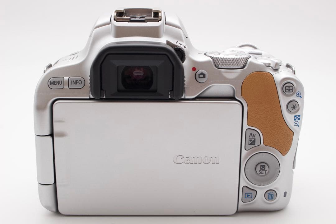ゲリラセール！ほぼ新品❣️Canon EOS Kiss X9 ダブルレンズシルバー