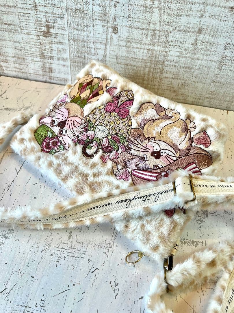 ロラライハリス♡アニマルファー生地♡刺繍のショルダーバッグ♡