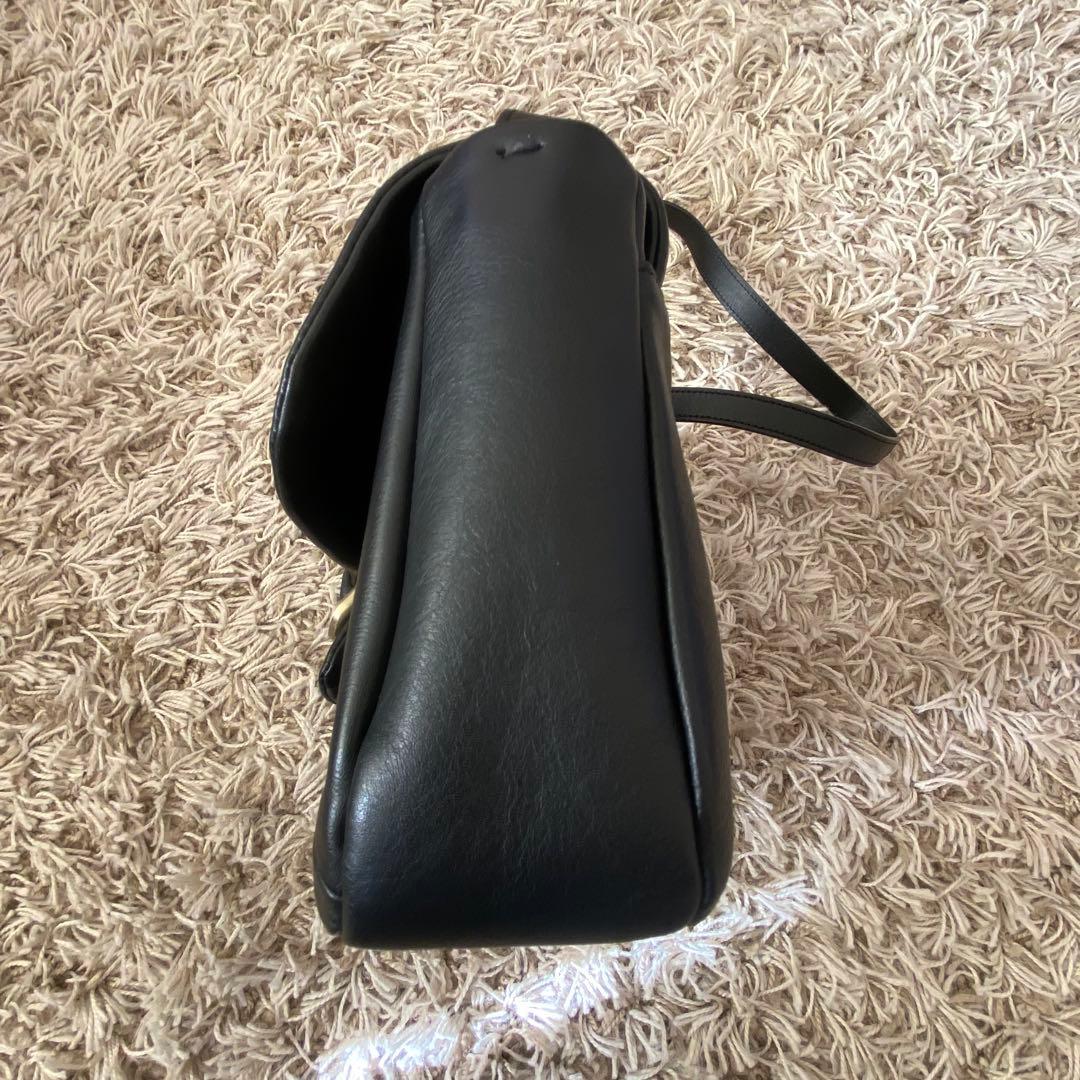 美品　ユルトYURT ブラック 韓国ブランド　黒 レザーショルダーバッグ