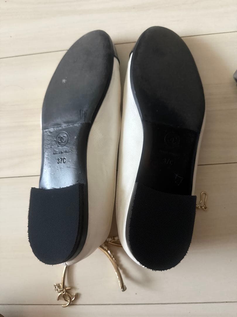 シャネル ホワイト/ブラック チェーン フラットシューズ　37