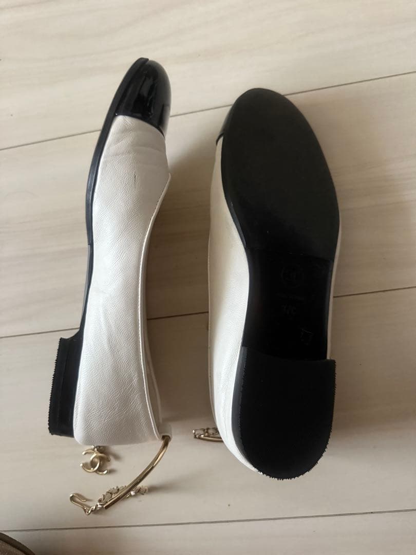 シャネル ホワイト/ブラック チェーン フラットシューズ　37
