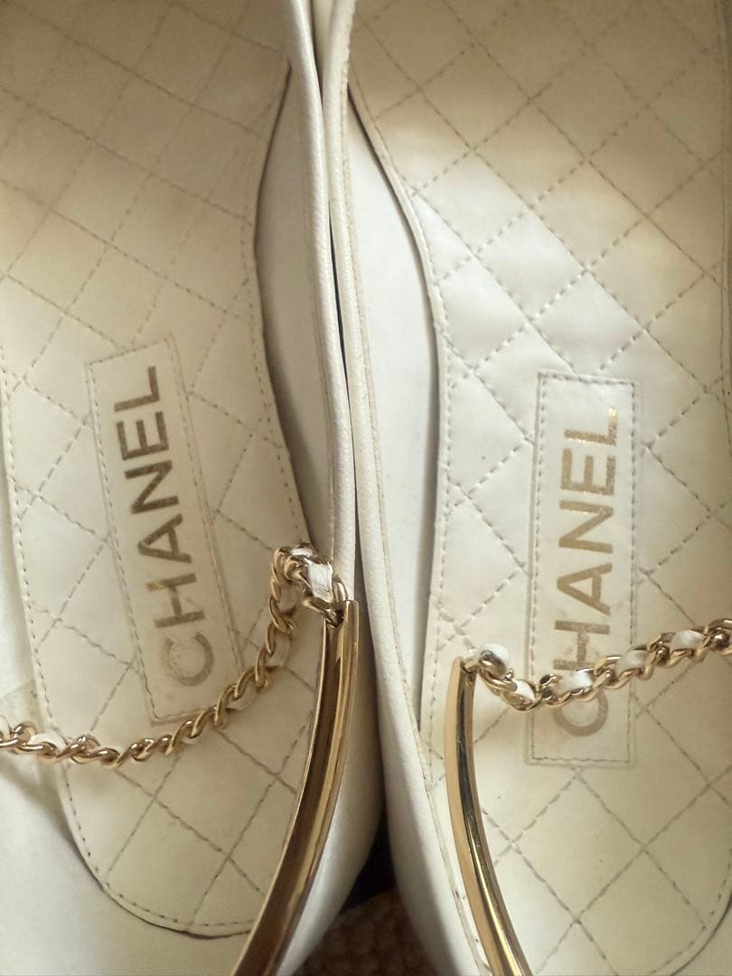 シャネル ホワイト/ブラック チェーン フラットシューズ　37