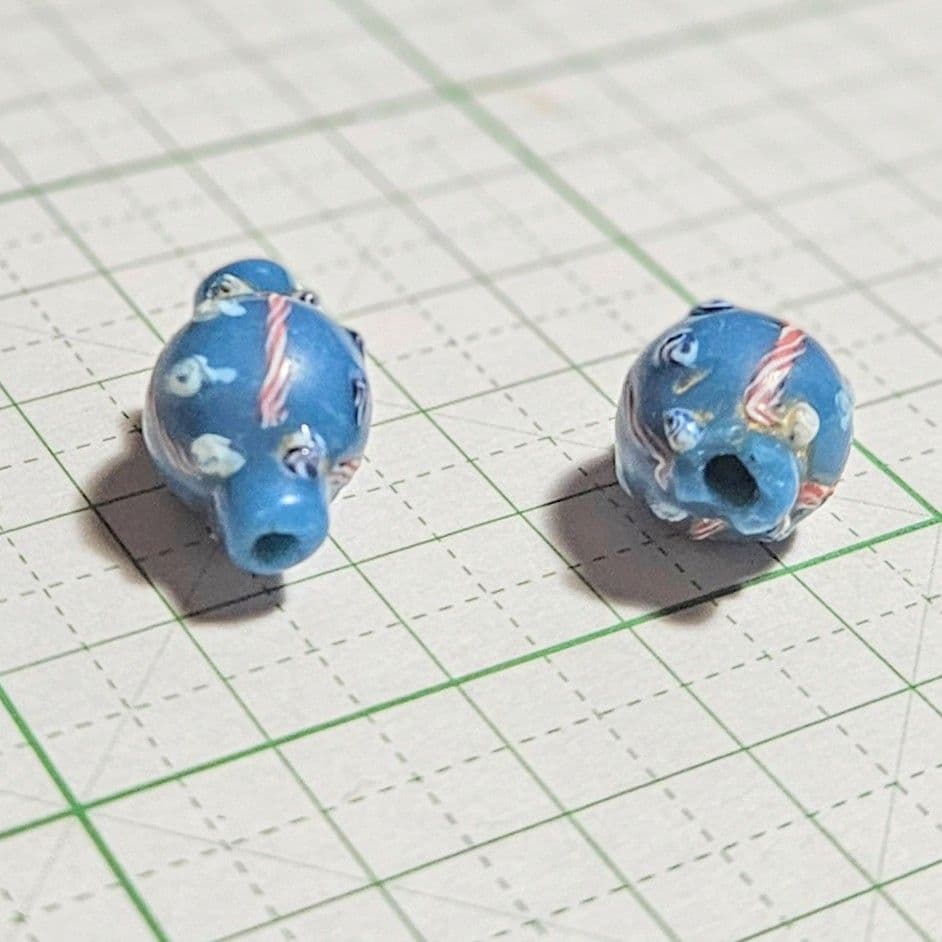 変わり紡錘型とんぼ玉　アンティーク　水色　２個