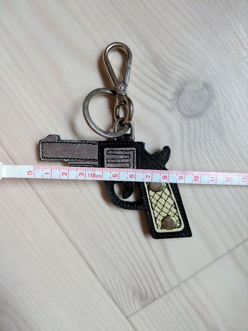新品 PRADA プラダ 正規店購入 レア物 ピストル キーホルダー