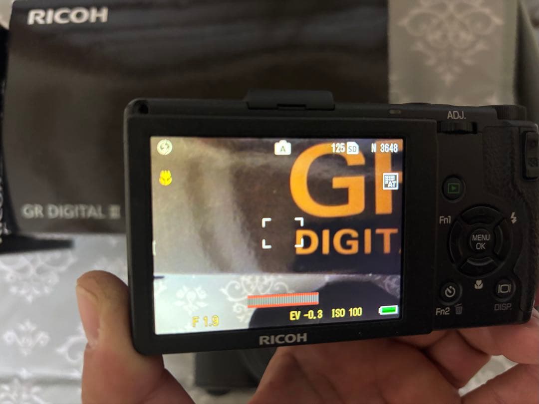 RICOH GR DIGITAL III 純正本革ケースと予備バッテリー付き