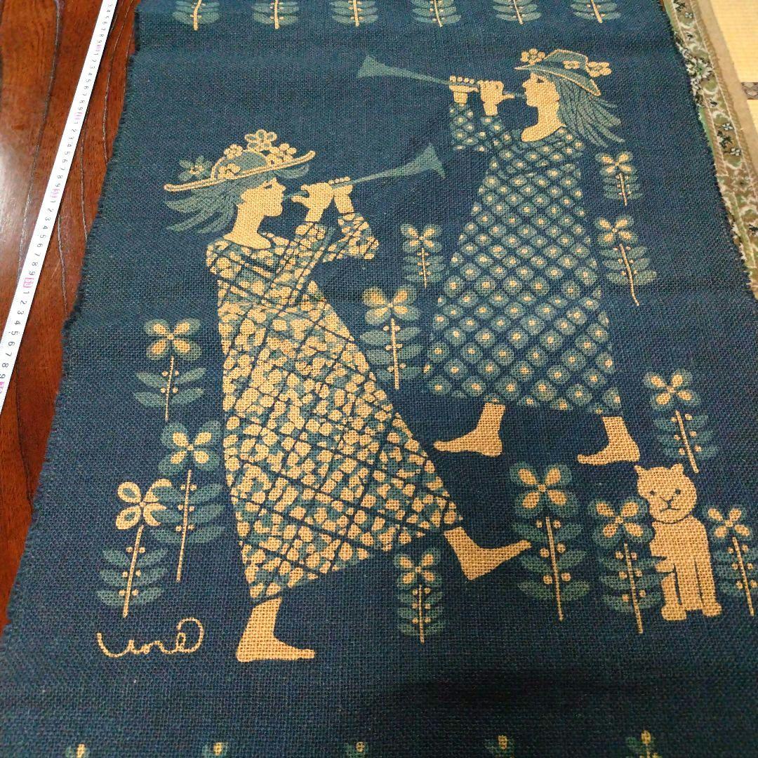 女性の楽器演奏デザイン