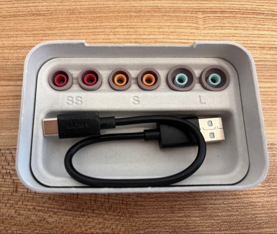 SONYＷＦ-1000XM5右耳と本体など（ケース、充電コード、イヤースポンジ）