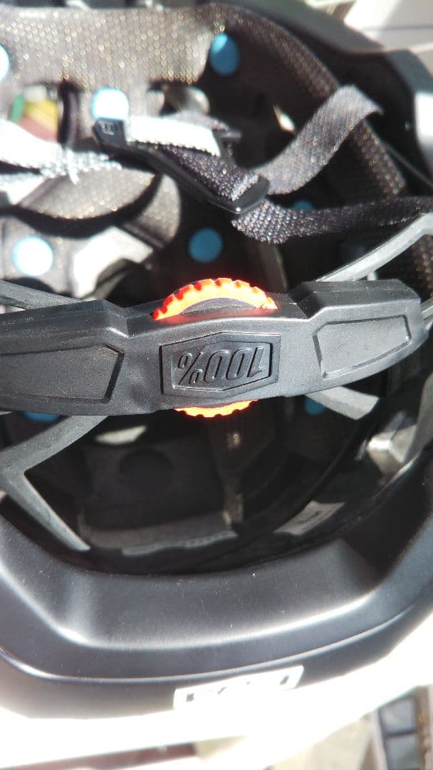 新品未使用 100% Altis グラベル ヘルメット Mサイズ  ブラック色