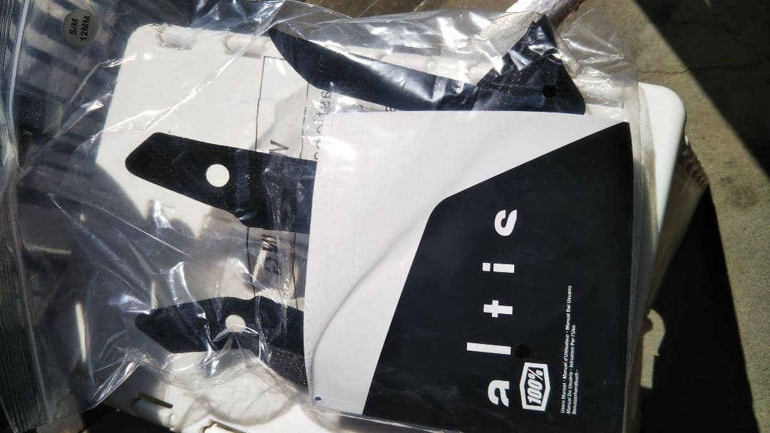 新品未使用 100% Altis グラベル ヘルメット Mサイズ  ブラック色