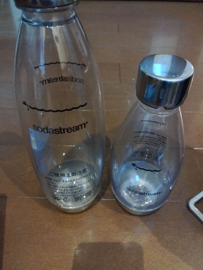 SodaStream 炭酸水メーカー 本体+ボトル2本、新品ボンベ1本