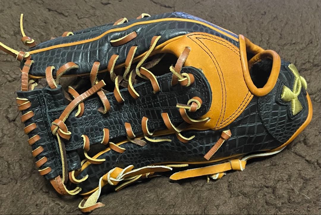 アンダーアーマー　限定グラブ