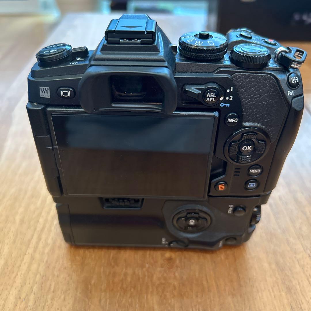 OLYMPUS OM-D E-M1 Mark II 本体　とバッテリーホルダー他