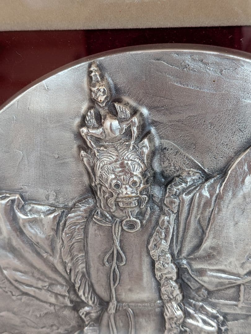 ☆b804、厳島神社の舞楽 額装された銀色のレリーフ作品です