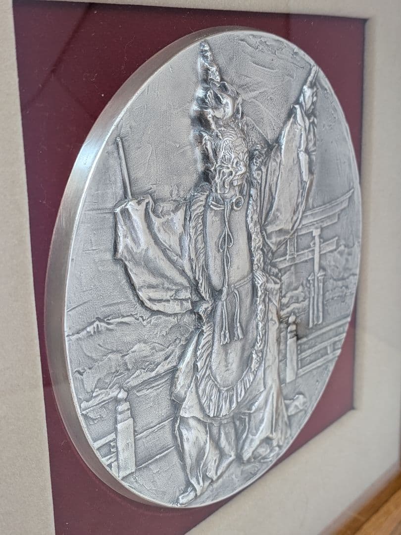 ☆b804、厳島神社の舞楽 額装された銀色のレリーフ作品です