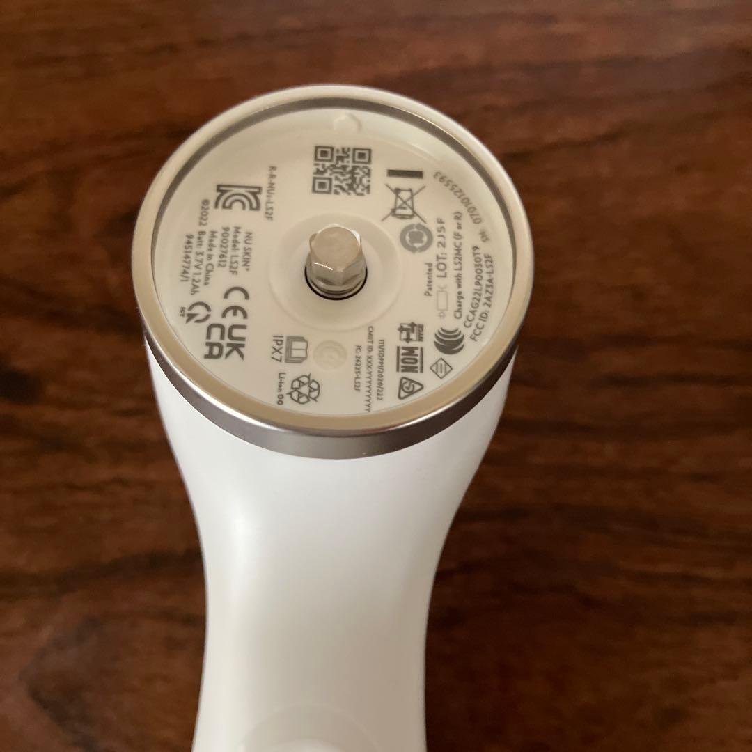 ニュースキン ルミスパiO 本体と充電コード