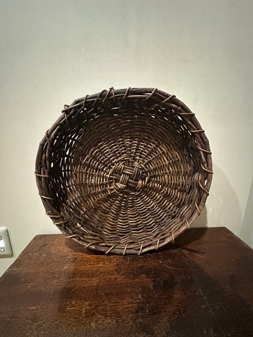 ブラウンのラウンドバスケット