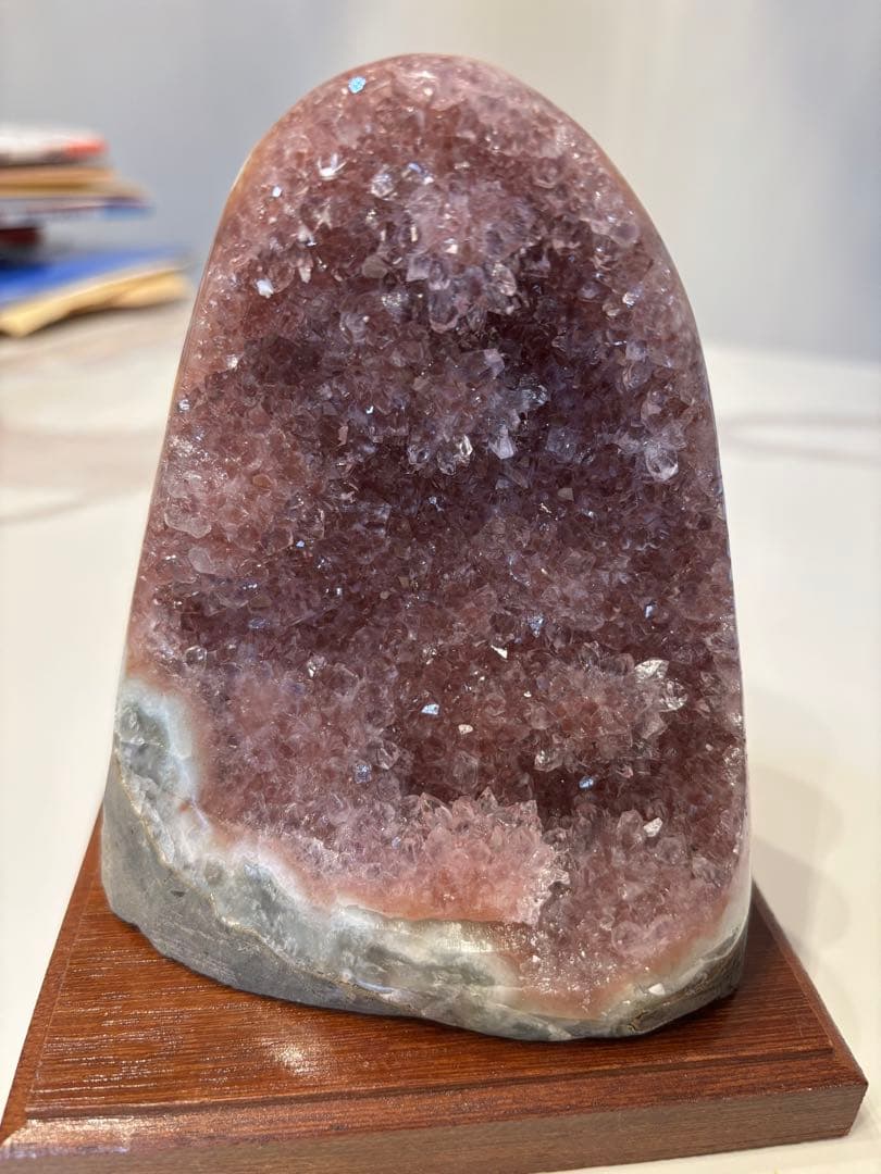 天然水晶　ピンク色　台座付き置物