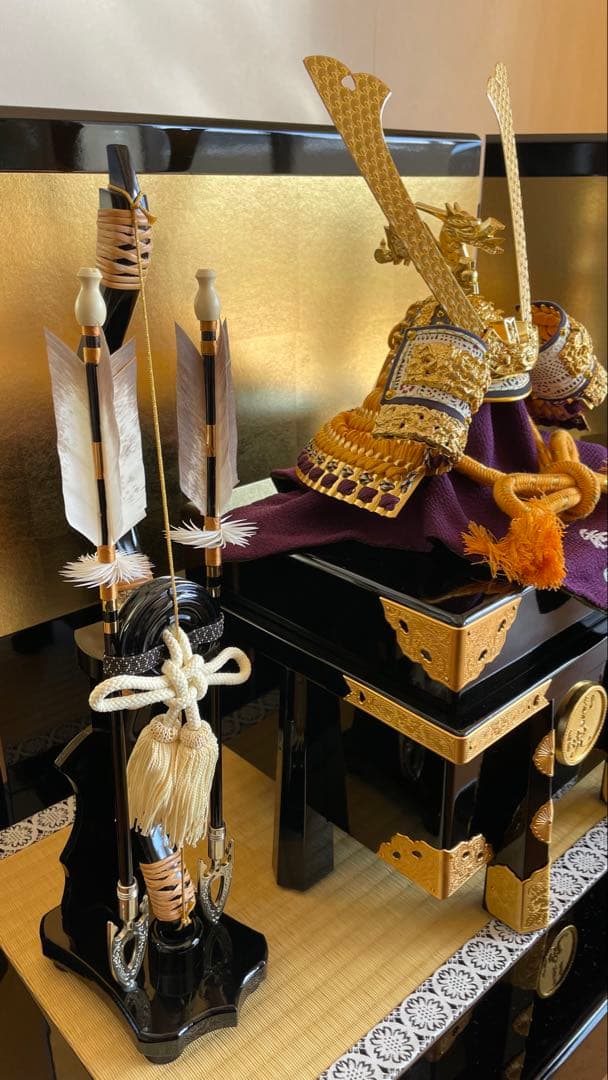 五月人形　秀月本金箔押兜飾り　屏風・台座付き　全て購入時の箱入り　美品