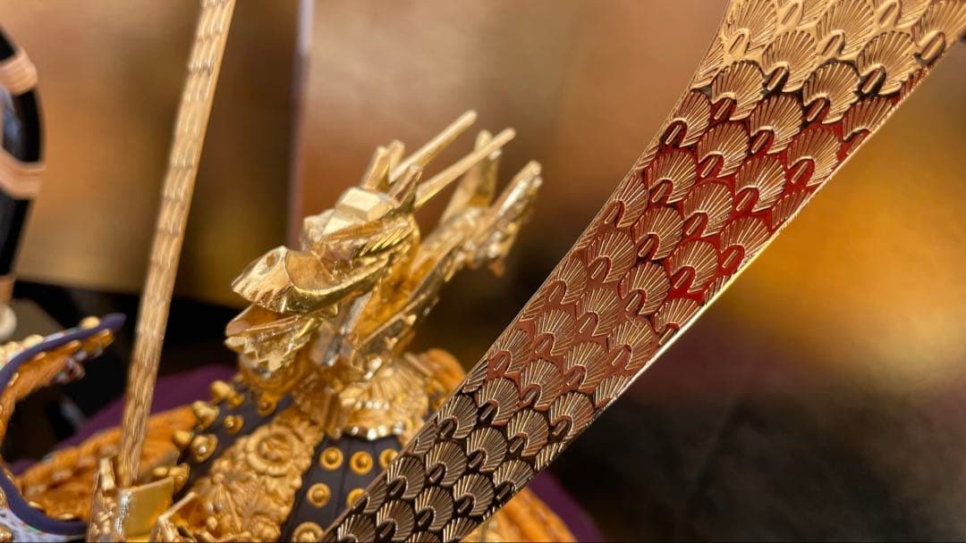 五月人形　秀月本金箔押兜飾り　屏風・台座付き　全て購入時の箱入り　美品