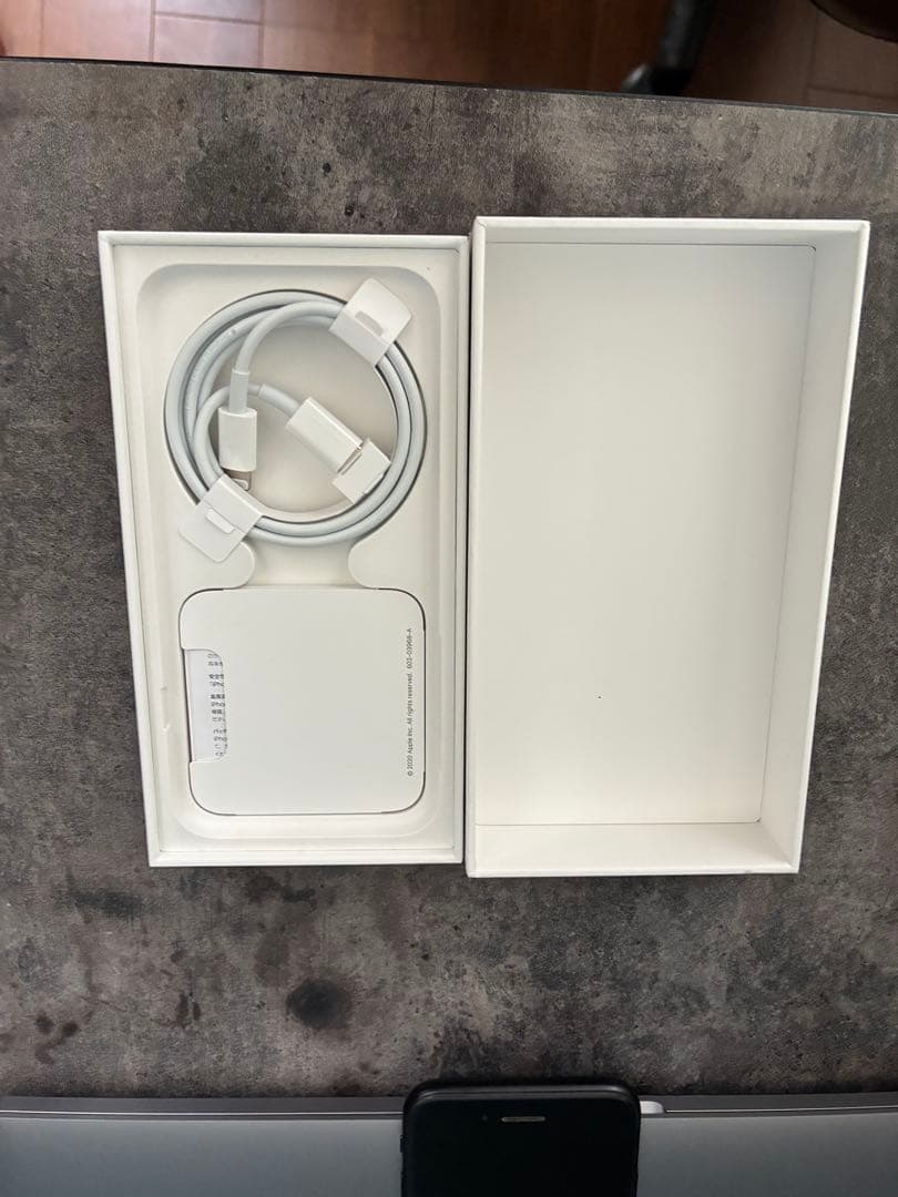 iPhone SE 第2世代 本体 au版 ケース・充電コード付 初期化済み