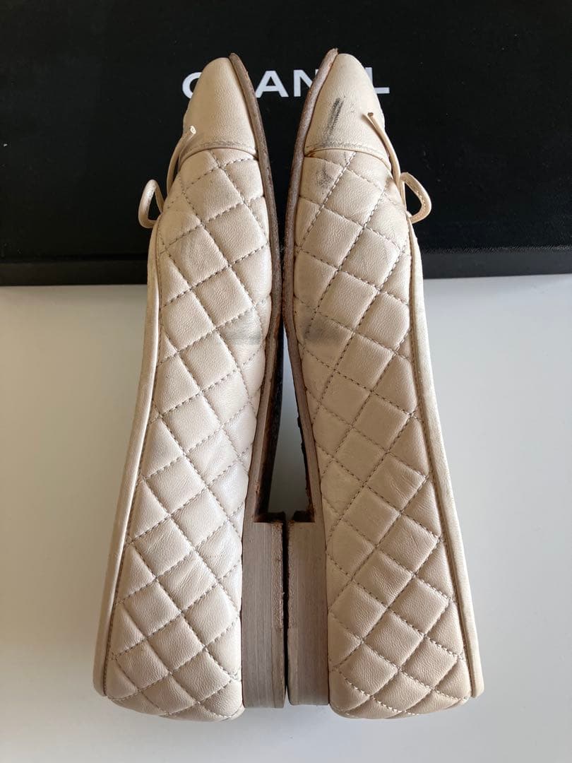 CHANEL ライトベージュ キルティングフラットシューズ