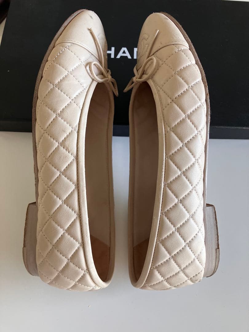 CHANEL ライトベージュ キルティングフラットシューズ
