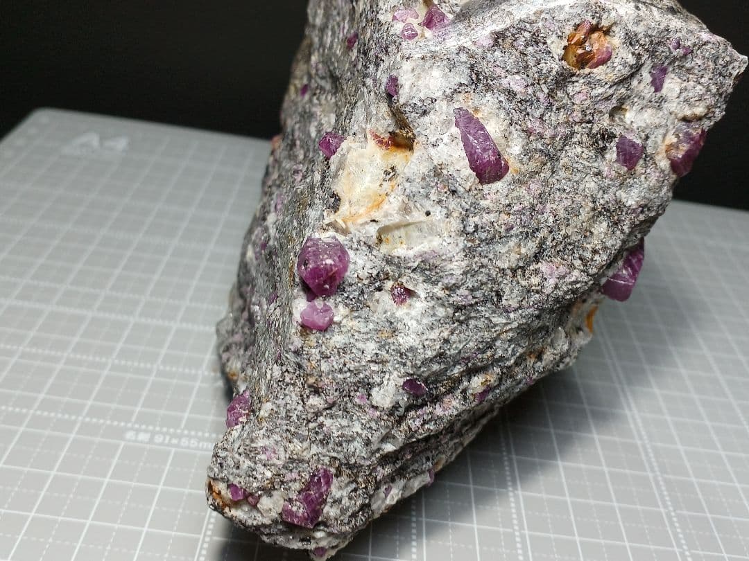 母岩付き　ルビー　1.6kg　原石　コランダム　鉱物標本