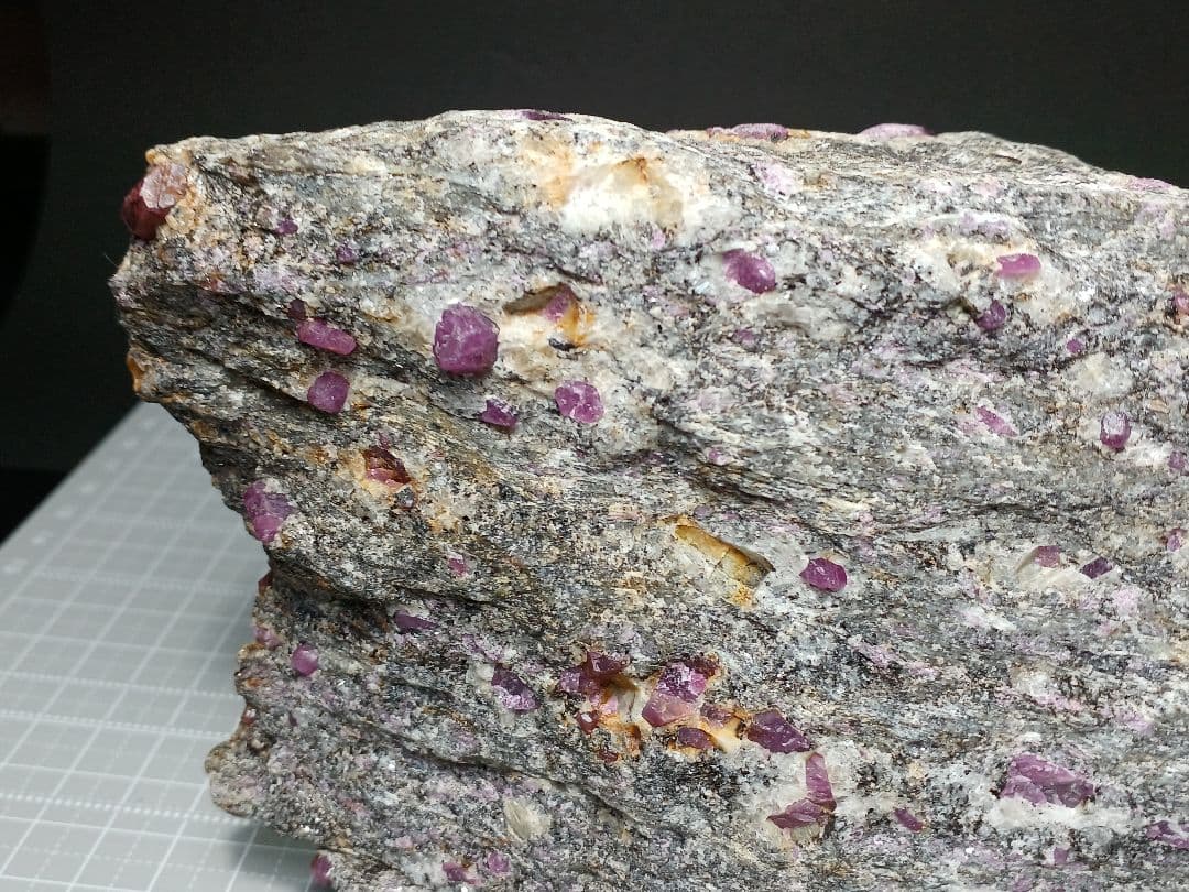 母岩付き　ルビー　1.6kg　原石　コランダム　鉱物標本