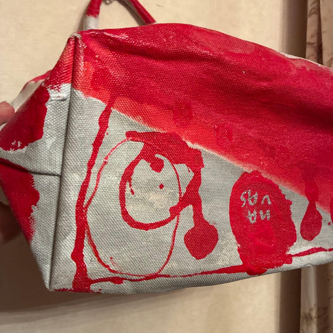 赤と白の抽象トートバッグ（ラファエル・ナバス）