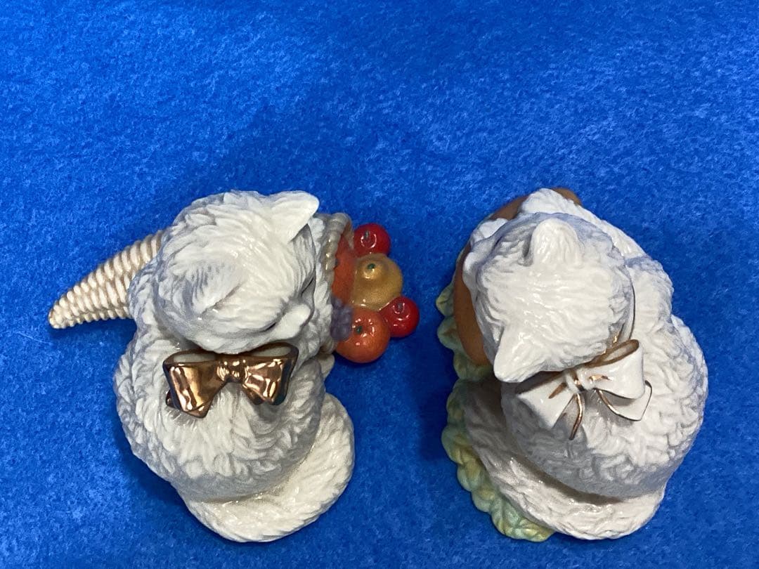 レノックス　フルーツバスケット、ボールを抱く陶器製 白い猫の置物 2体セット