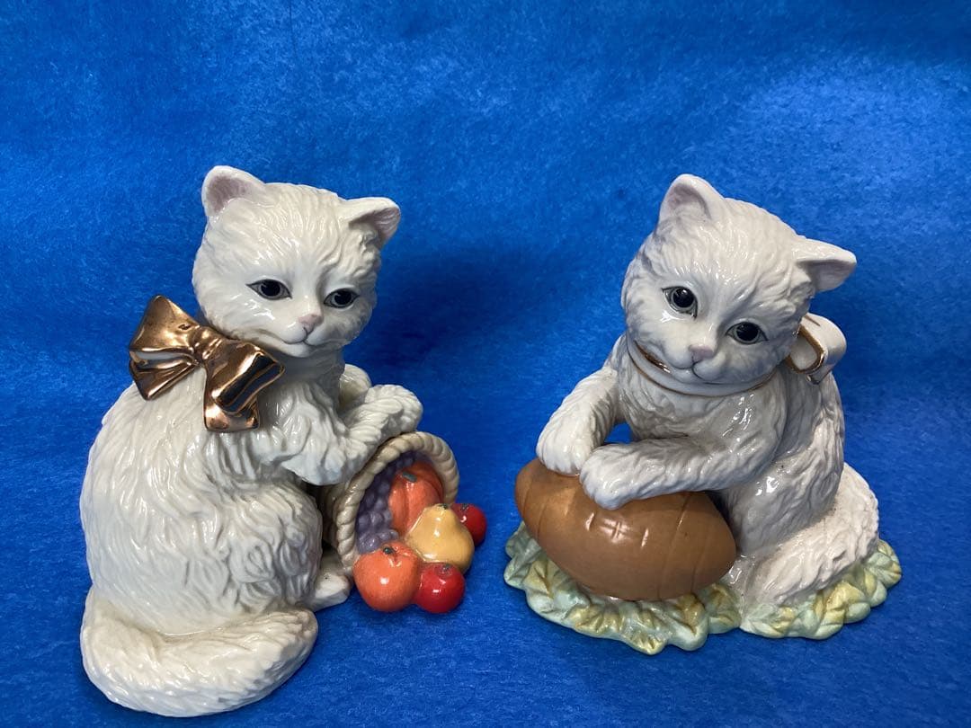 レノックス　フルーツバスケット、ボールを抱く陶器製 白い猫の置物 2体セット