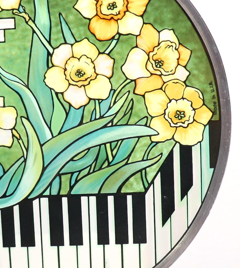 ジェーン・ポラード ヴィンテージ ステンドグラス 鍵盤と楽譜と水仙 ピアノ 音楽