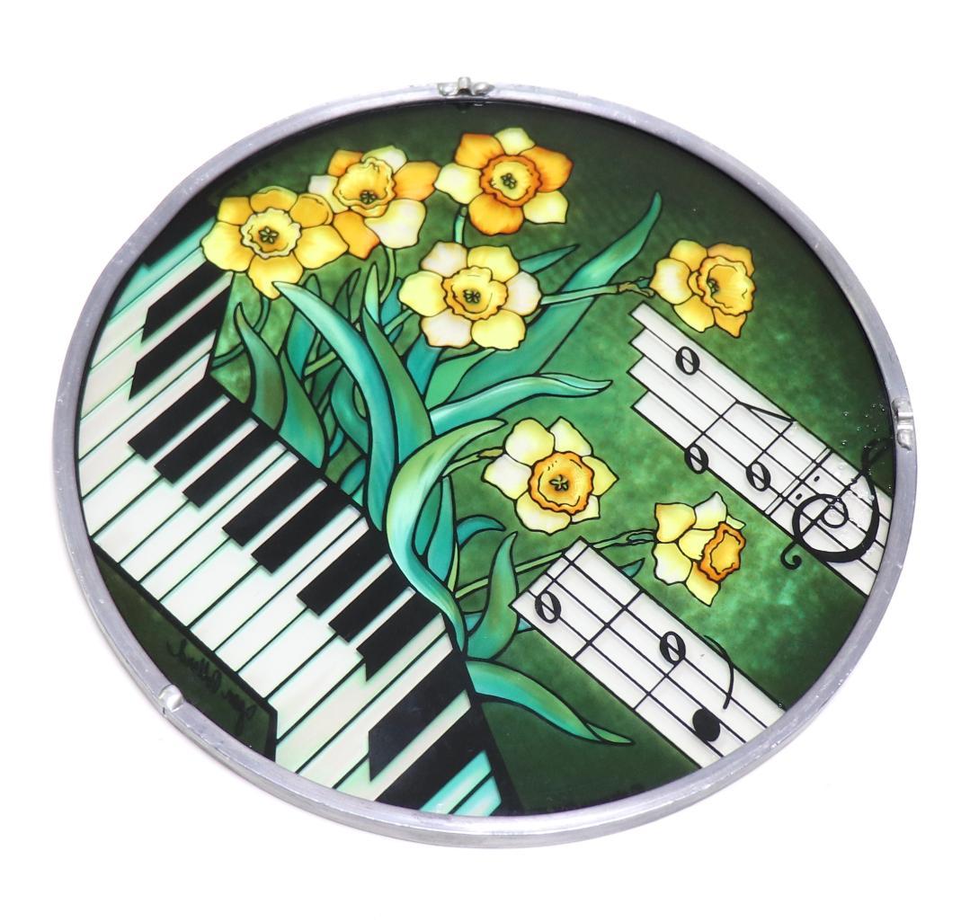 ジェーン・ポラード ヴィンテージ ステンドグラス 鍵盤と楽譜と水仙 ピアノ 音楽