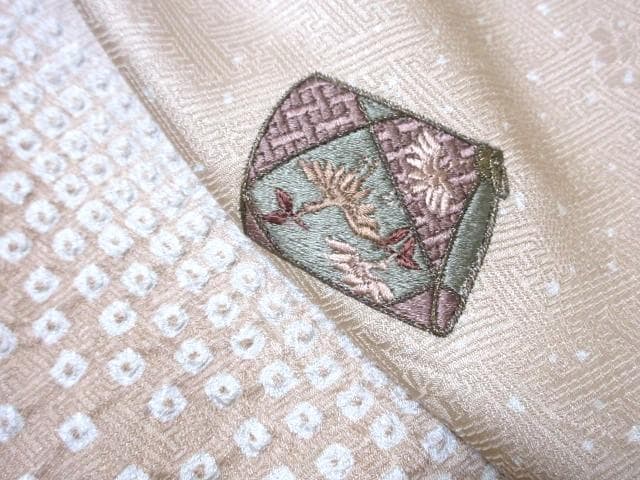 訪問着-美品-刺しゅう・花の宝箱・手絞り柄・ピーチベージュ・７号・正絹　M‐62