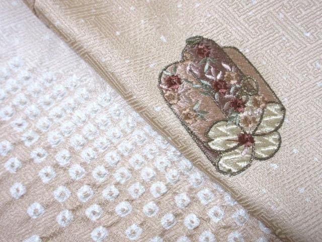 訪問着-美品-刺しゅう・花の宝箱・手絞り柄・ピーチベージュ・７号・正絹　M‐62