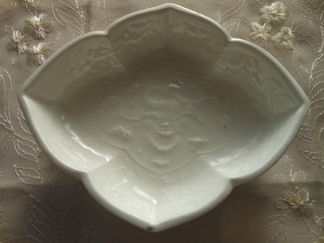 皿　白色　陽刻　龍図　木瓜型　古美術 時代物 和食器