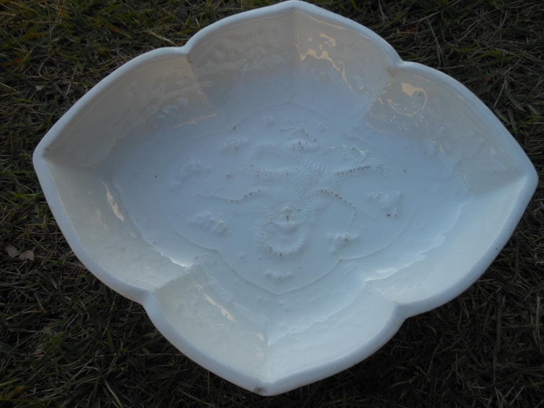 皿　白色　陽刻　龍図　木瓜型　古美術 時代物 和食器