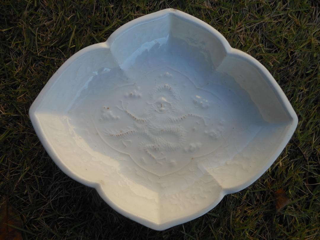 皿　白色　陽刻　龍図　木瓜型　古美術 時代物 和食器