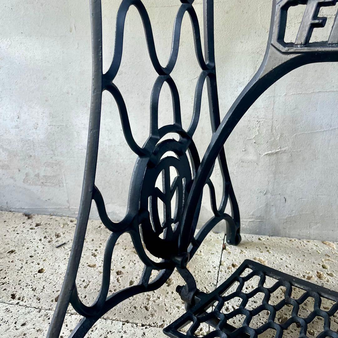 イギリス　アンティークミシン脚テーブル　FRIEND 足踏みミシン　網目