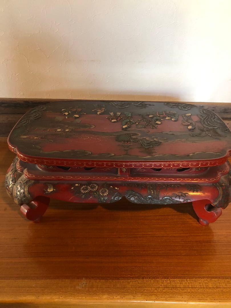 稀少な琉球漆器の逸品　唐子人物文卓台