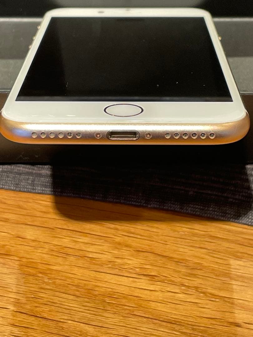 iPhone 8 ゴールド 64G 超美品 サービスケース付　SIMフリー