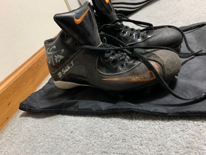 田原誠次選手のサイン入りスパイク