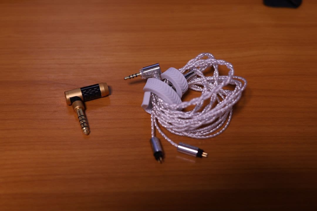 final 2.5mm2pinシルバーコートイヤホンケーブル 4.4mm変換