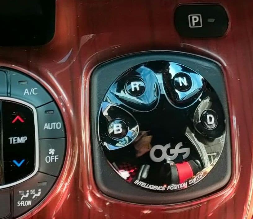 80系ノア・ヴォクシーエスクァイアのハイブリッド車シフトレバーをスイッチ化キッド