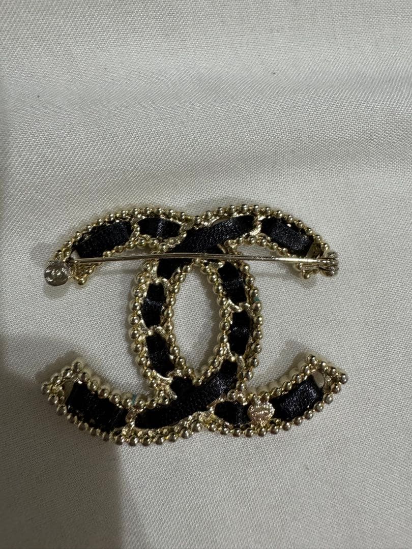 CHANEL ロゴブローチ ブラック ゴールド