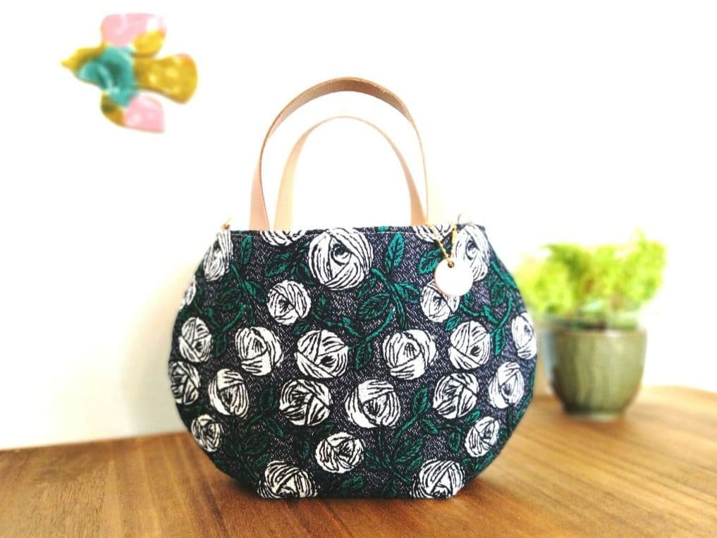 ミナペルホネン 両面楽しめる『丸みを帯びた2way バッグ』М　ストラップあり