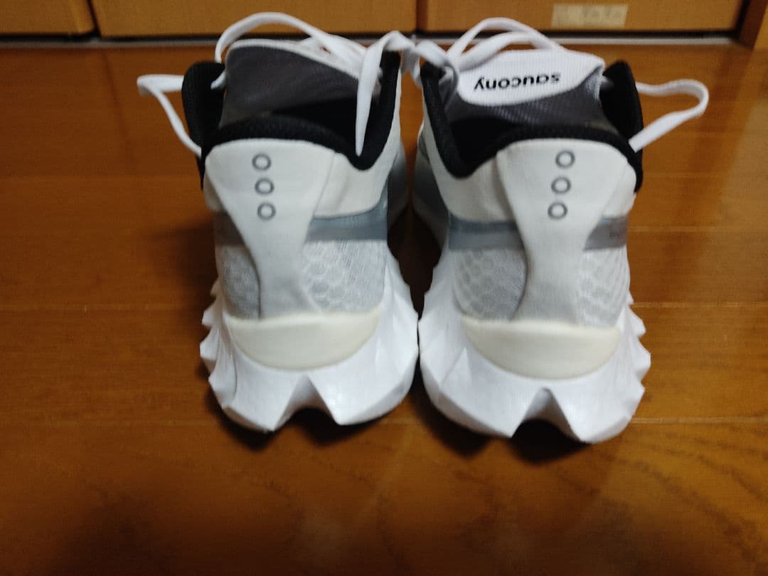 サッカニーエンドルフィンプロ4 27.5cm ホワイト/グレー