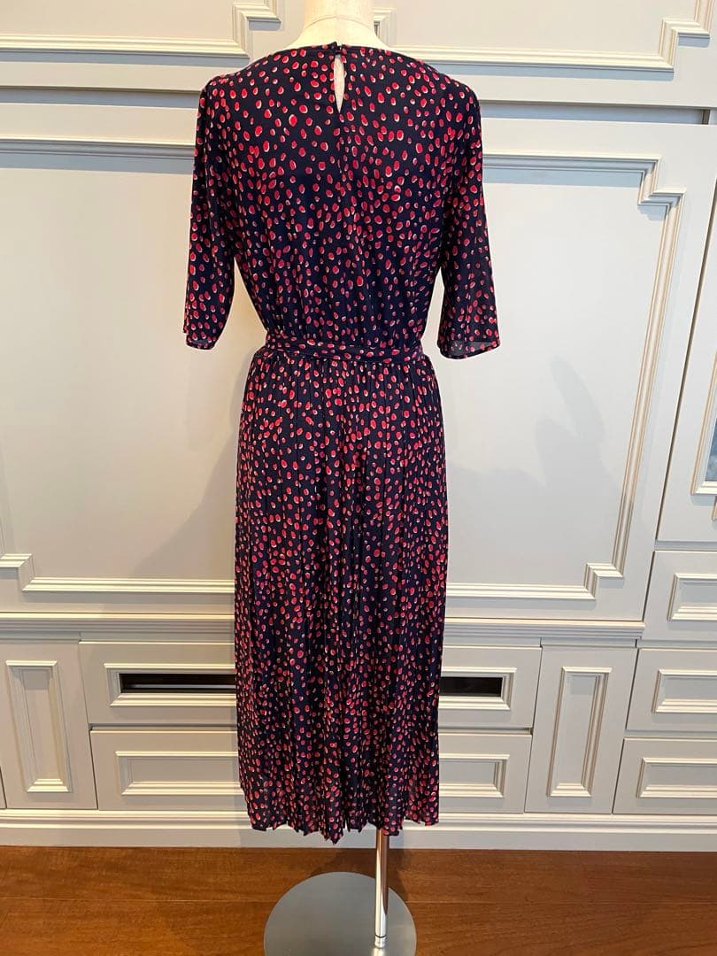 ☆新年SALE 新品未使用　お勧めシビラ半袖ワンピース