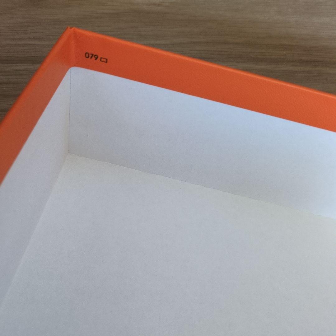 ②エルメス　カバン用大きな空箱とリボン